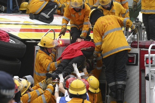 香港旅游大巴翻车事故死亡人数上升至18人(图