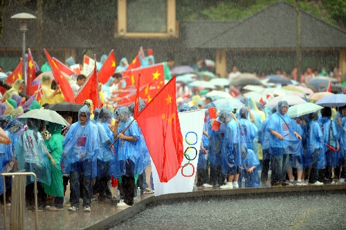 4月21日，观众在雨中等待奥运圣火的到来。当日，北京奥运圣火传递活动在马来西亚吉隆坡举行。新华社记者卢炳辉摄 