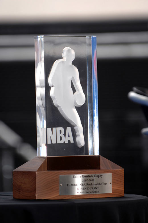 图文:[NBA]杜兰特获最佳新秀奖 最佳新秀奖杯
