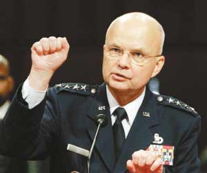 美国中央情报局(CIA)局长迈克尔·海登