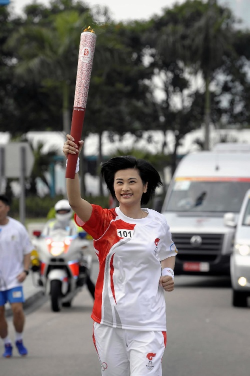 图文:奥运火炬在香港传递 吴小莉在进行传递