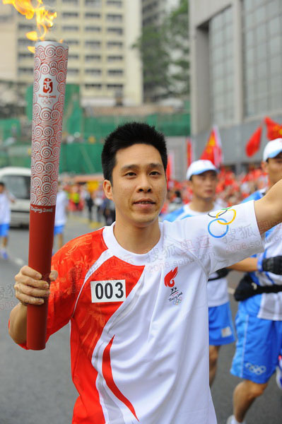 组图:香港圣火传递星光熠熠 乒乓球明星高礼泽