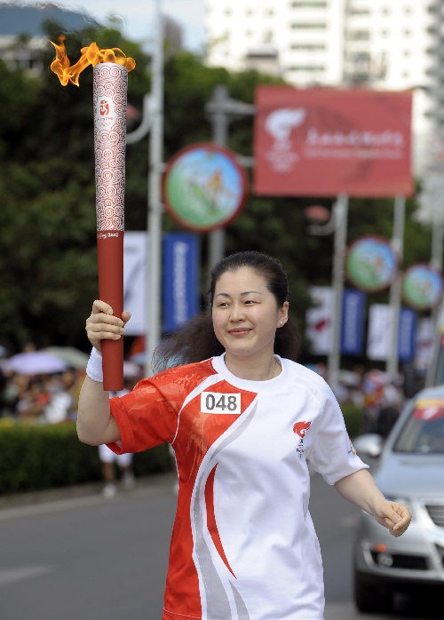 图文:北京奥运圣火三亚传递 火炬手栾秀菊传递-搜狐2008奥运