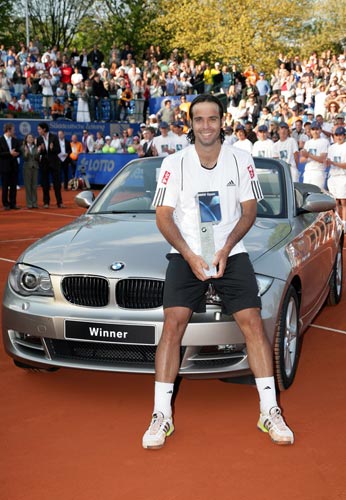 图文：ATP宝马赛冈萨雷斯夺冠 型男奖杯BMW跑车