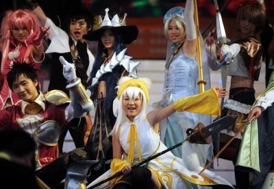 参加动漫节“COSPLAY超级盛典”的优秀COSPLAY（动漫真人秀）团队在闭幕式上演出