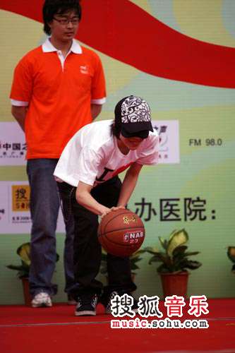 “爱心互联”天津站 明星体验盲人篮球活动