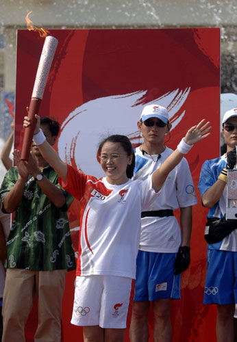 5月5日，火炬手林茹在起跑仪式上展示火炬。当日，北京奥运会圣火传递活动在海南琼海市举行。 新华社记者赵颖全摄 