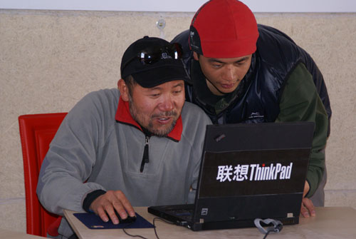 联想工作人员指导中国登山队队长王勇峰用ThinkPad T61