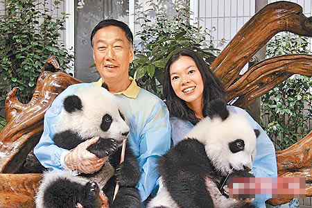 郭台铭（左）和女友曾馨莹昨抱着熊猫公开合影
