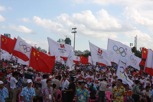 庆典仪式现场，奥林匹克旗帜飞扬