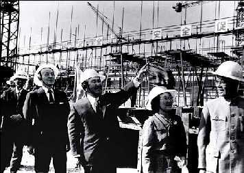 1982年，日本首相铃木善幸参观建设中的北京中日友好医院