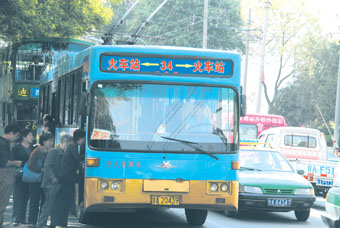 质疑声中兰州50载无轨电车"永别"市民 视觉污染与环境