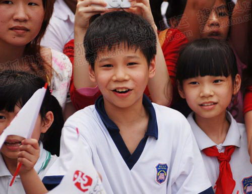 广州奥运火炬传递途中可爱的小朋友