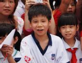 组图：奥运圣火在广州传递 现场可爱的小朋友