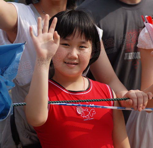 广州奥运火炬传递途中可爱的小朋友