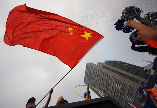 组图:奥运圣火在广州传递 现场飘扬的五星红旗