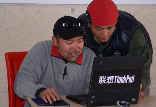注：联想工作人员和王勇峰用ThinkPad T61笔记本上网冲浪