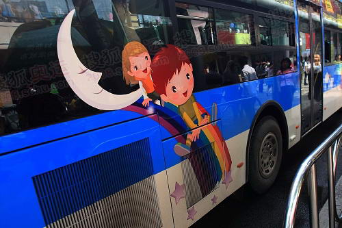 公交车上的儿童画