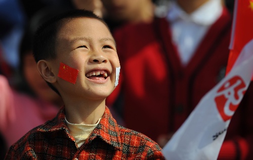 图文:奥运会圣火在福州传递 可爱小孩童真笑脸