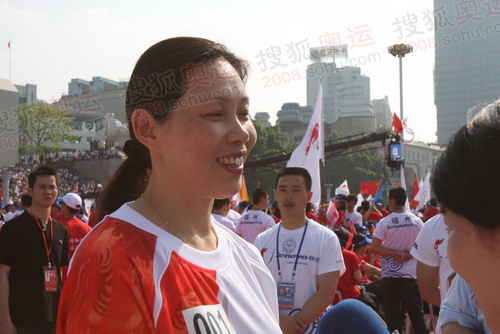 郑美珠接受记者采访