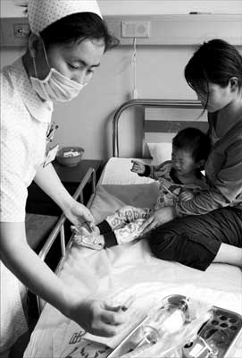 图:5月7日,安徽阜阳市,护士在给手足口病患儿打针