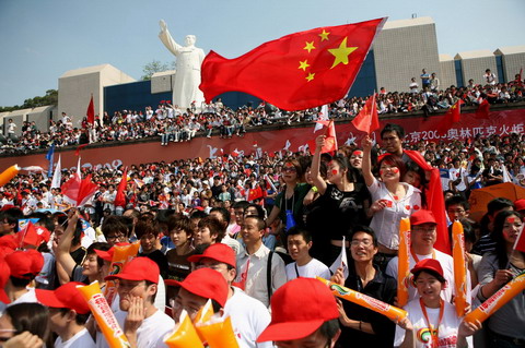 福州火炬传递的起点，五一广场成为欢乐的海洋，五星红旗的海洋。人们热情洋溢，祝福北京、祝福奥运。