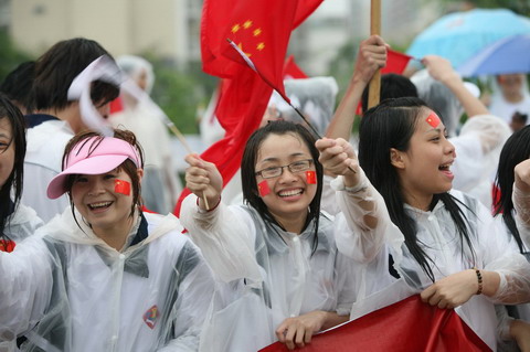 年轻、激情和梦想，挥舞的红旗，张扬的笑脸，雨水浇不灭的热情，一起来祝福北京，祝福奥运。