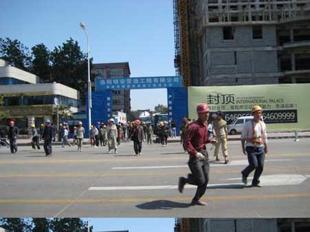  2008年5月12日，洛阳市民正在跑出房屋、工地躲避地震。(图片来源：CFP) 