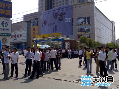 组图：地震发生后 记者手机拍郑州街头即景