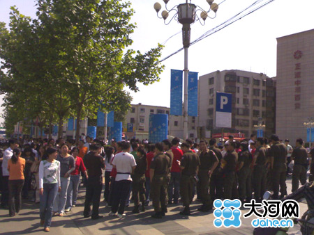 组图：地震发生后 记者手机拍郑州街头即景