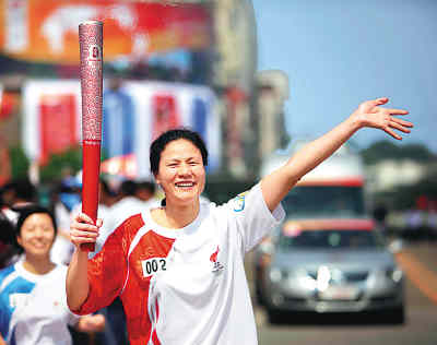 图为火炬手,中国女排"五连冠"主力侯玉珠在福州进行传递.