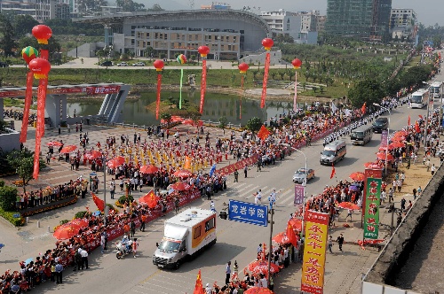 图文:火炬传递车队在龙岩学院附近行驶