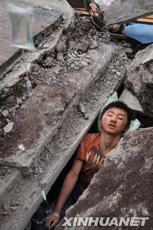 四川汶川地震发生后,北川县北川中学六至七层高的主教学楼塌陷,当时正