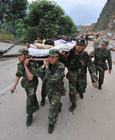  5月13日,救援人员在抢救受灾学生。