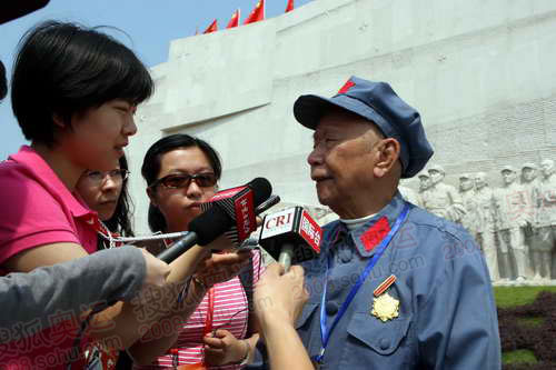 95岁高龄的刘家祁老人接受记者采访