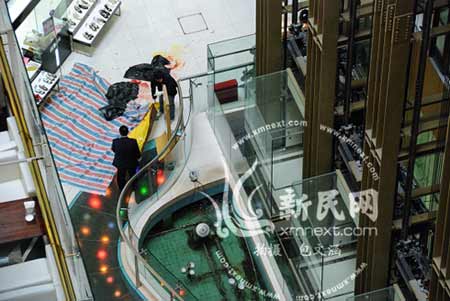 年轻女子在上海新世界商厦内12楼跳楼身亡(图