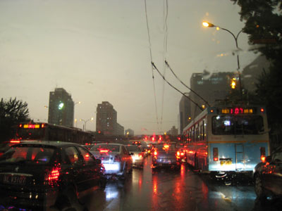 北京雷阵雨不期而至 白昼如夜市民下班受阻(图
