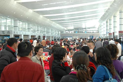 众多旅客滞留九寨沟黄龙机场