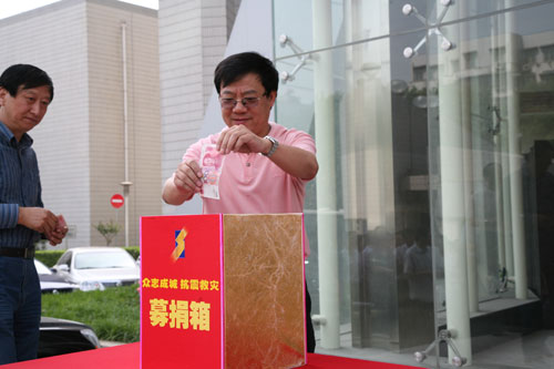 陕西电视台总编辑顾令阳（右）及副台长姜永利捐款