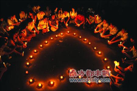 昨晚8时许,清溪文化广场,20多根红色的蜡烛摆成一个心形。近百名网友和群众围在一起,神情肃穆。