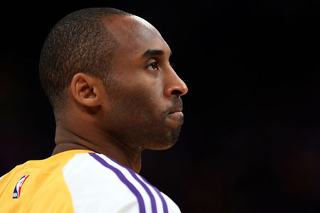 图文:[nba]爵士vs湖人 科比眼神坚毅