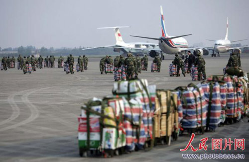 空军开始向重灾区四川茂县空投救灾物资