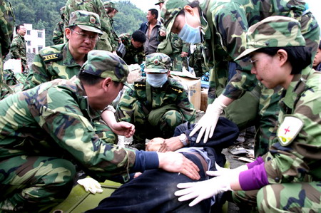  5月14日，第三军医大学医疗队抵达汶川县映秀镇后立即开始对灾民施救。