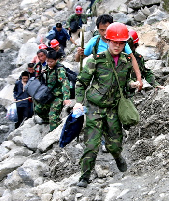 5月14日，第三军医大学医疗队在徒步赶往汶川县映秀镇。