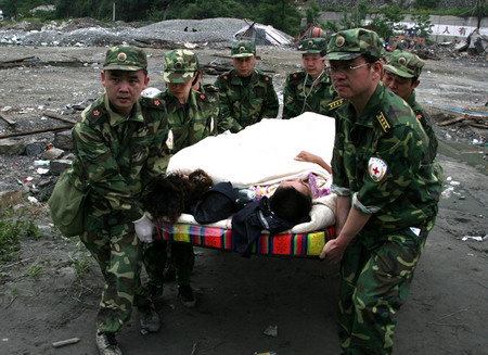  5月14日，第三军医大学医疗队抵达汶川县映秀镇后立即开始对灾民施救 。