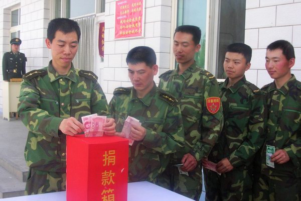 组图:新疆军区某部官兵为汶川灾区捐款