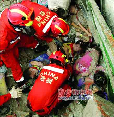 5月13日,路透社摄影师拍摄的都江堰市新建小学救援现场