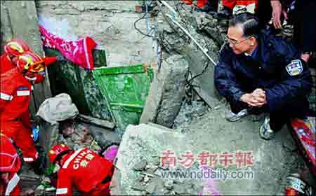 5月13日,新华社记者拍摄的温总理视察都江堰市新建小学救援现场