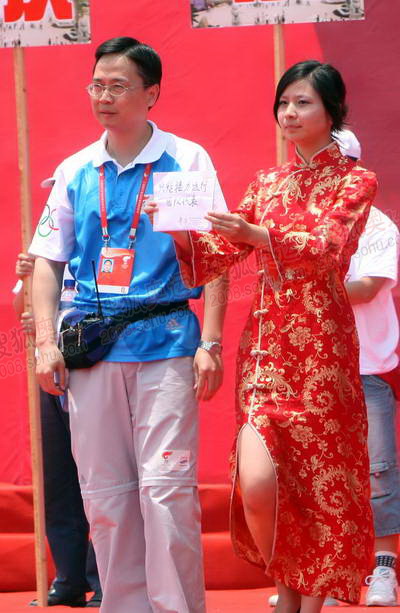 北京奥组委火炬接力运行团队代表向四川灾区人民捐款