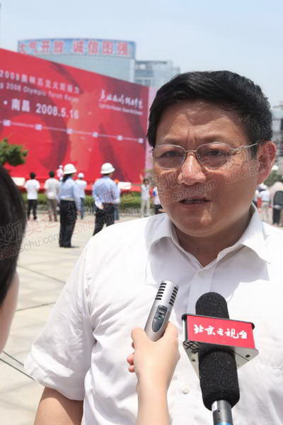南昌市市长胡宪接受记者采访